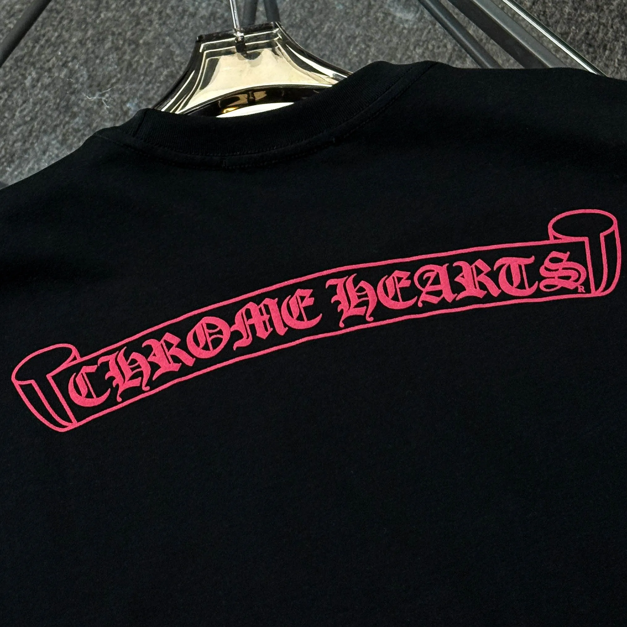 P170 Chrome Hearts Chrome Hearts 25 high version. The fabric is made of 300 grams of high-density pure cotton. It does not deform or shrink. It has three labels. It is the same style for men and women. Technology: suede foam printing. Color: white, black. SIZE: S-XL.